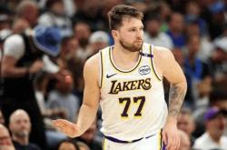  东契奇复出首秀出彩，纽约尼克斯主场大胜广东男篮，豪取13连胜